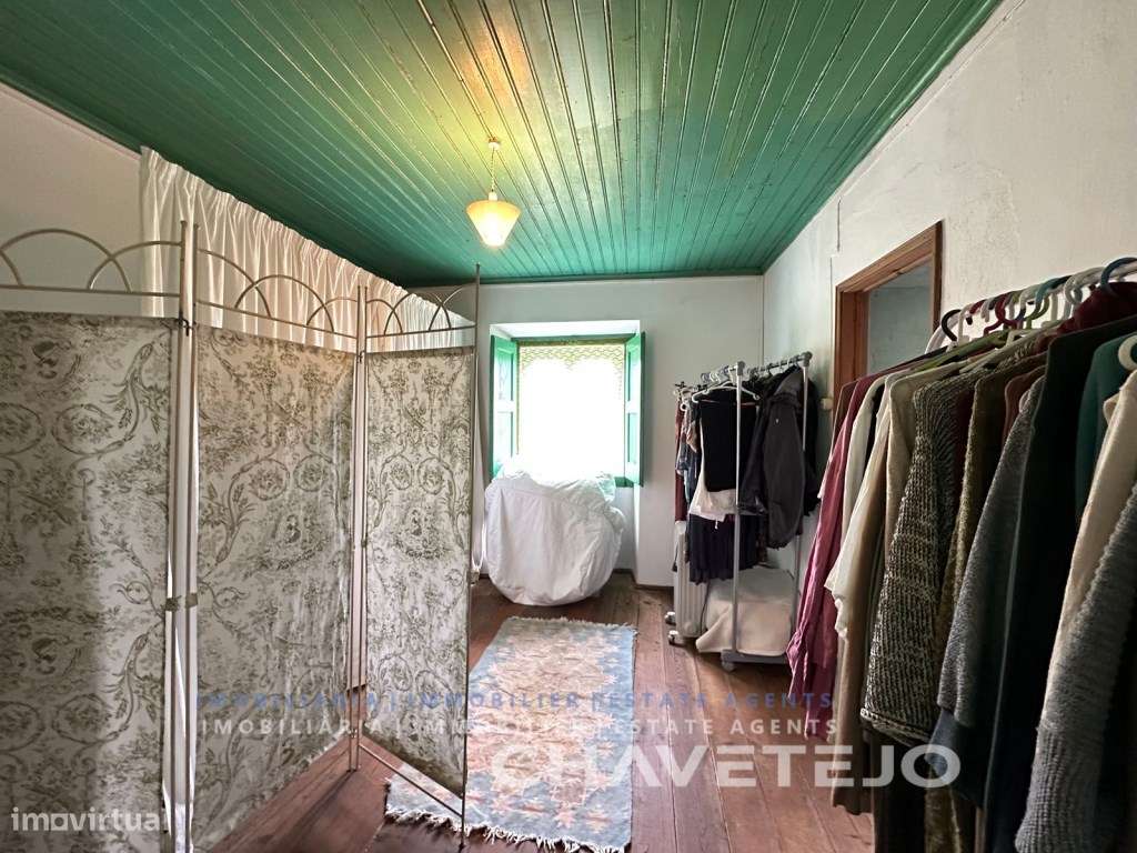 Quintinha com duas casas de campo e uma arrecadação a cerca de 4 km...-27