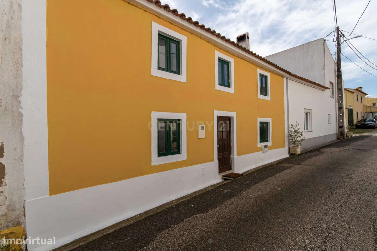 Moradia T3 com Logradouro, Sótão Aproveitado, Anexos, Jardim e Garagem - Grande imagem: 4/47