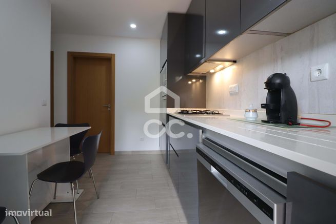 Apartamento T3 com terraço e arrumos em Eiras.-1