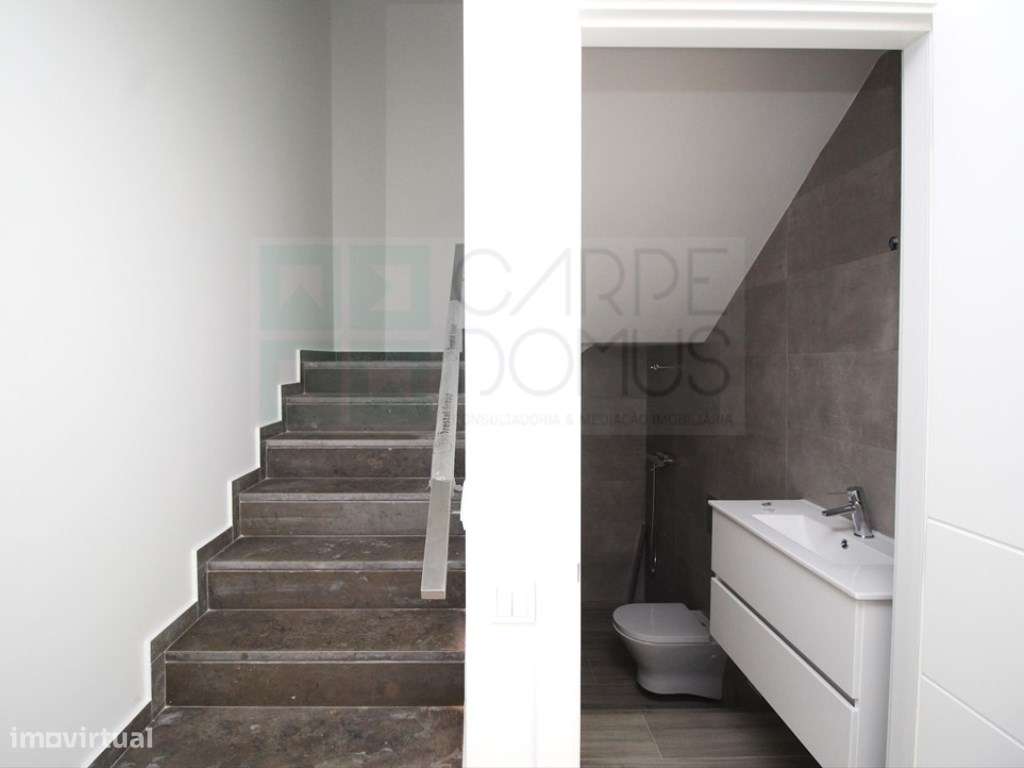 Moradia T2+1 Moderna com Terraços e Estacionamento.-10