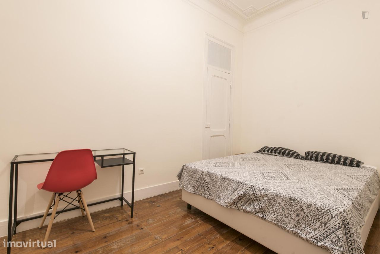 55160 - Quarto com cama de casal em apartamento...