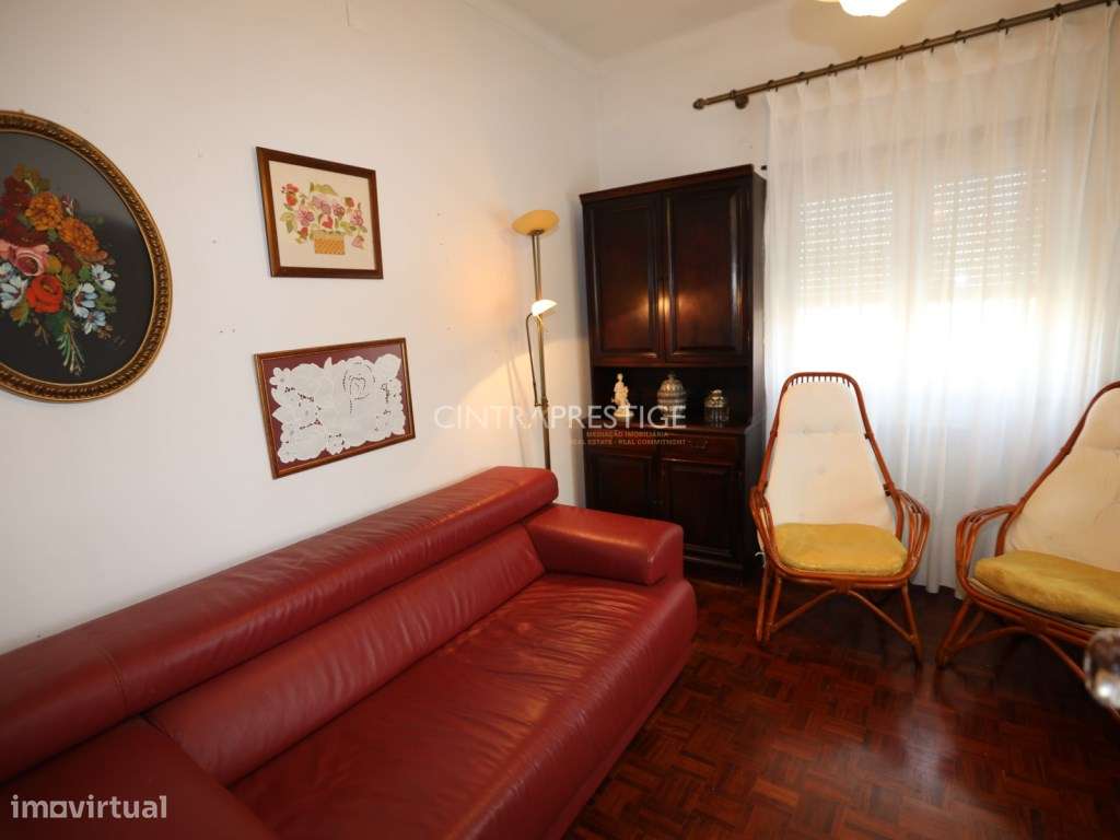 Moradia no Centro de Mafra com 2 Pisos e 2 Garagens.-15