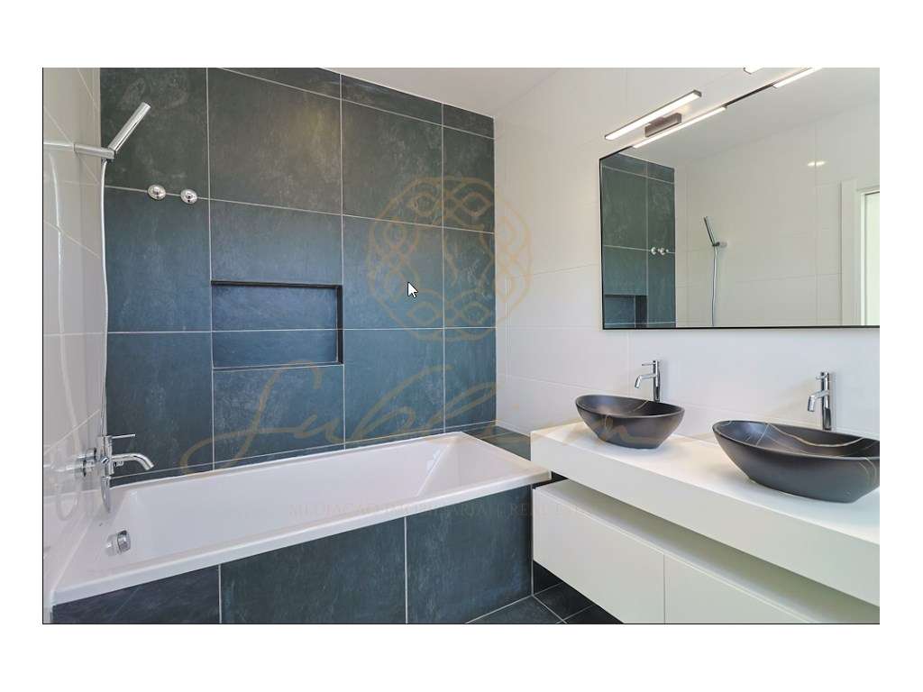Moradia Nova com 4 Assoalhadas, Garagem Box e Piscina!-39