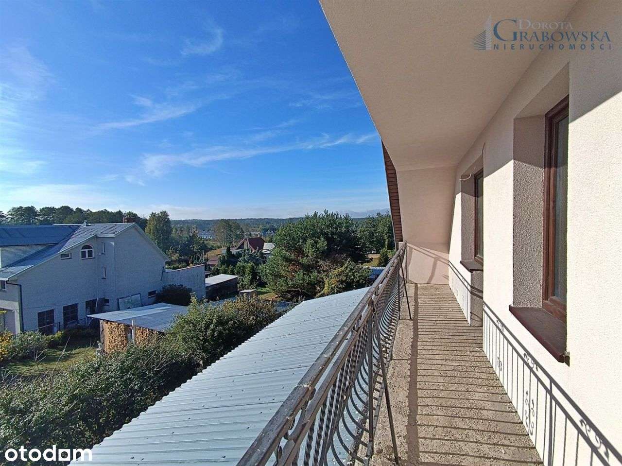 Wolnostojący dom w ładnym otoczeniu.-14