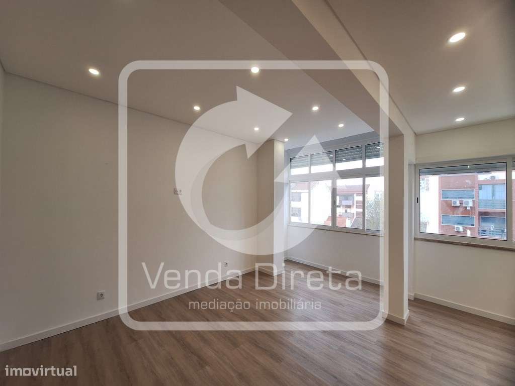 T4 totalmente remodelado no Barreiro com Varanda.-6