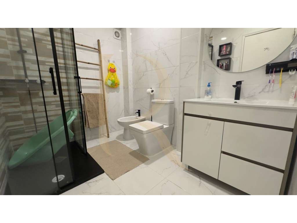 Apartamento T3 com elevador, marquise e arrecadação no Fogueteiro-16