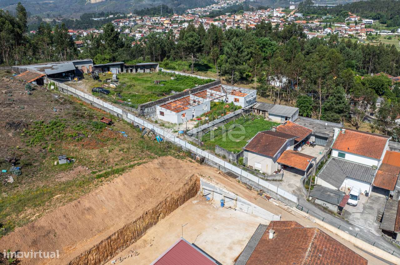 Moradia com 2 Anexos e 2 Terrenos para construção-3