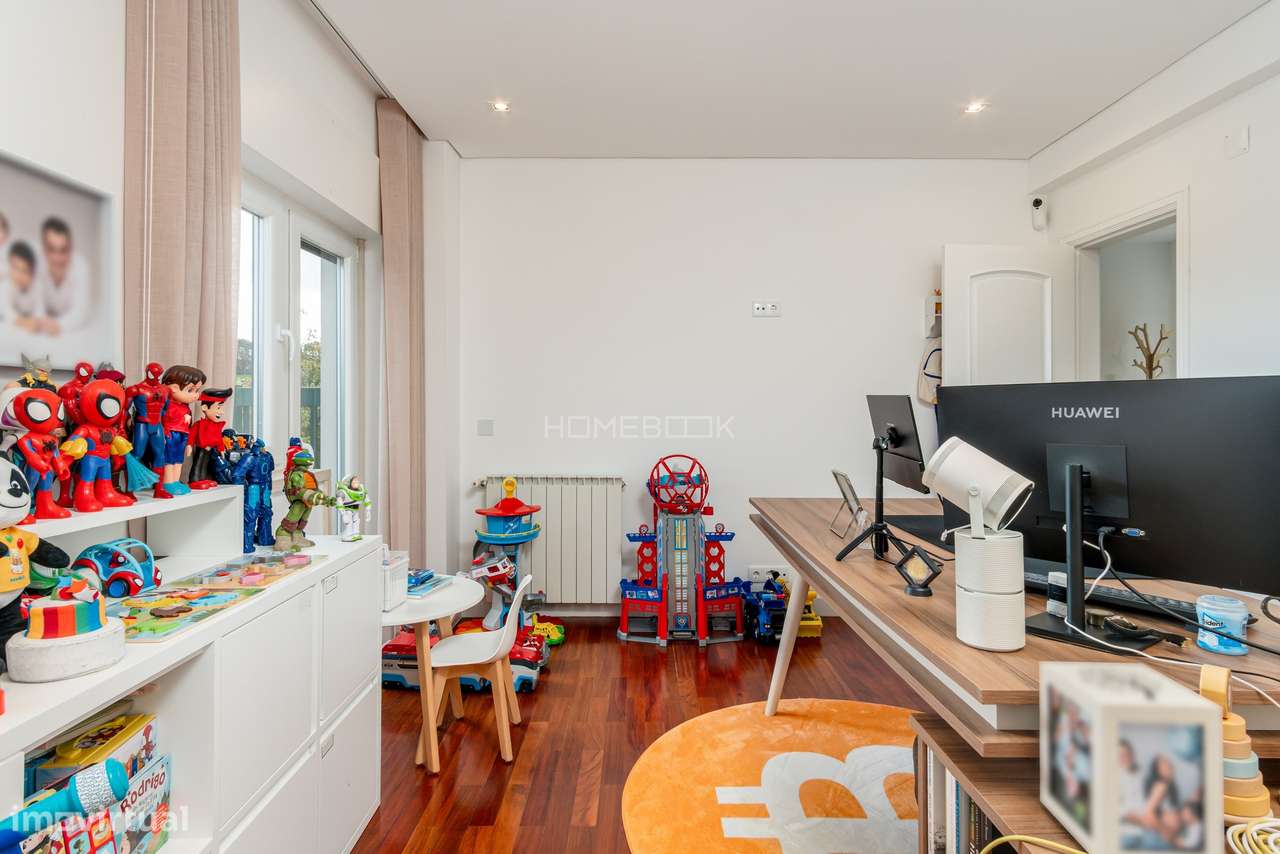 Moradia T5 renovada em condomínio fechado com piscinas, campo de ténis-24