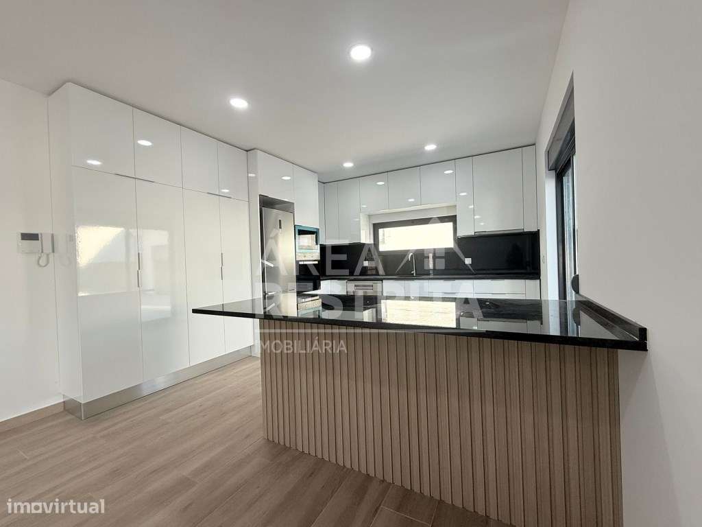 Moradia Isolada térrea com piscina e anexo T1 em Fernão Ferro - Grande imagem: 5/60