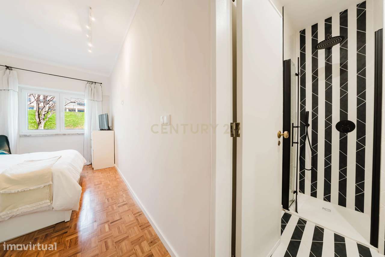 T4 luminoso com varanda ampla a 5 minutos da estação de Monte Abraão-15