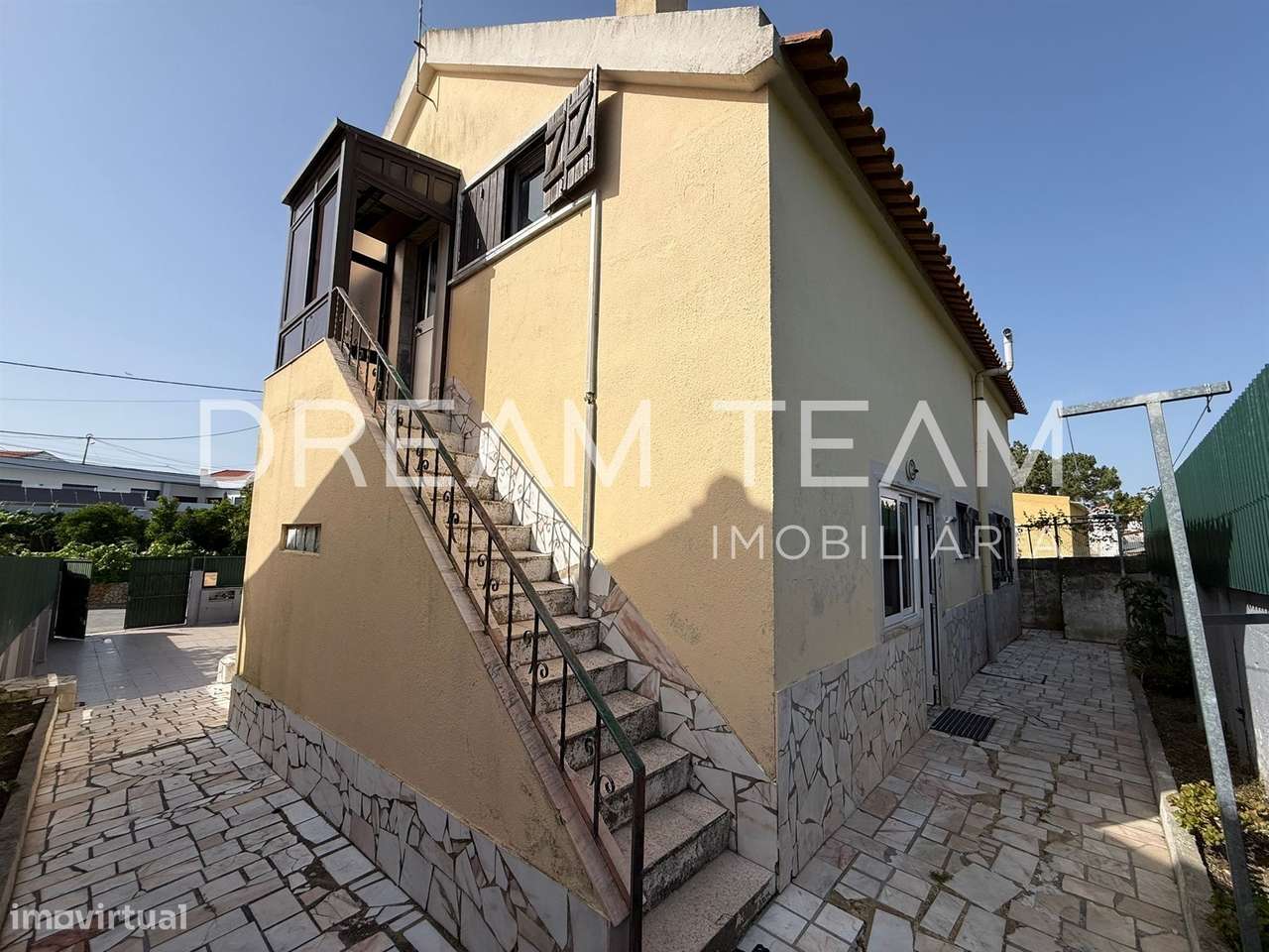 Moradia T4 Bifamiliar na Charneca da Caparica para Remodelação-3