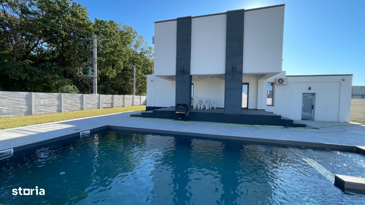 Vila moderna cu piscina langa padure