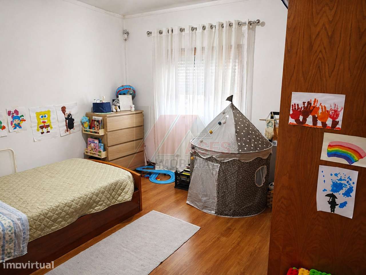 Moradia Espaçosa com 3 Habitações Independentes, Garagens e Terreno –-22