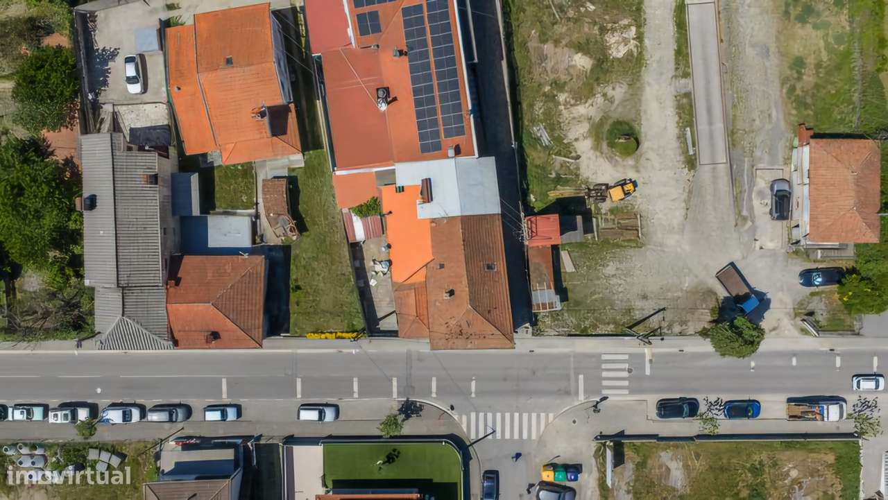 Moradia T3 , com comercio no Res do Chão, em Fafe-33