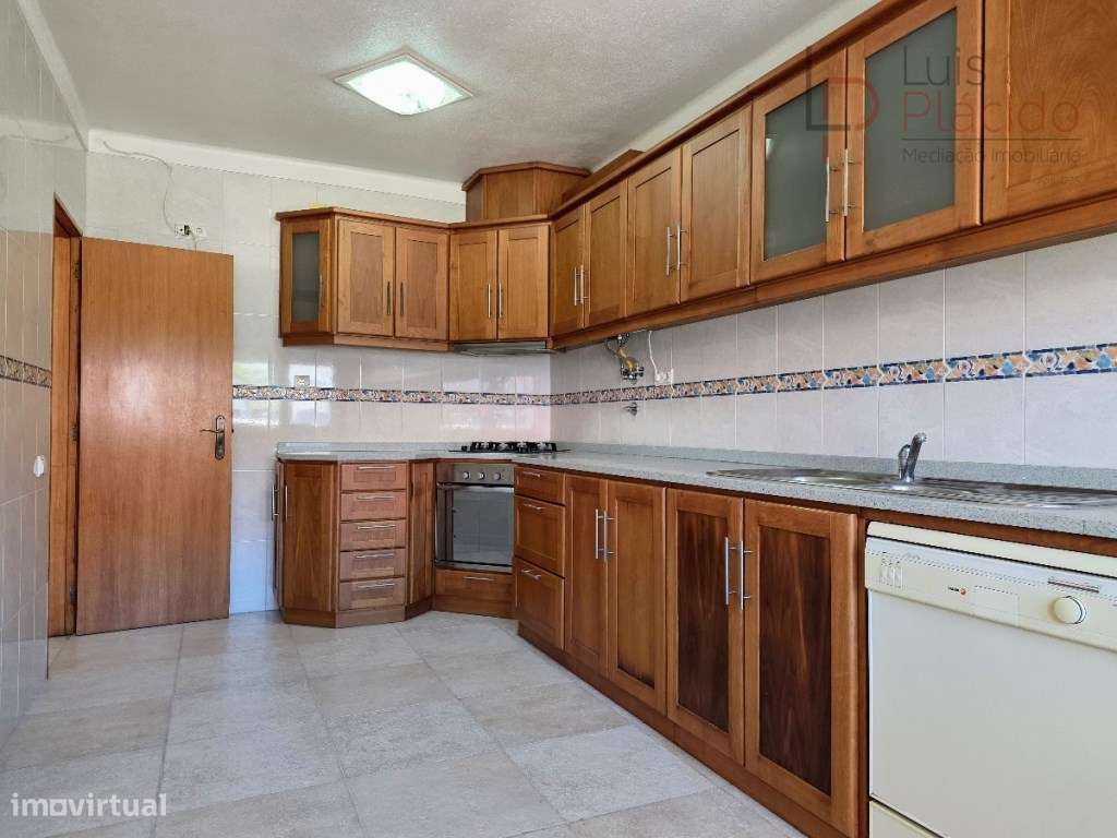 Moradia com 5 Quartos c/ Garagem + Anexo T1-8
