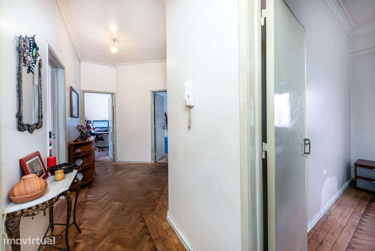 Luminoso Apartamento T2 (com Potencial para T3) na Av. José Elias Garc-4