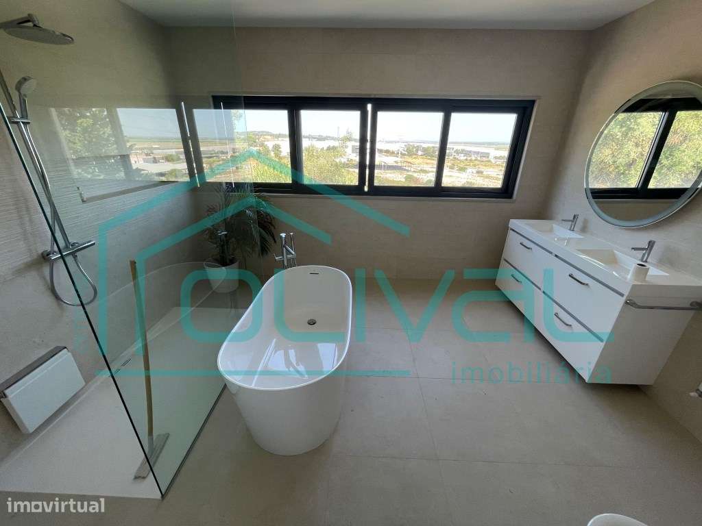 Moradia Isolada com piscina - Grande imagem: 4/54