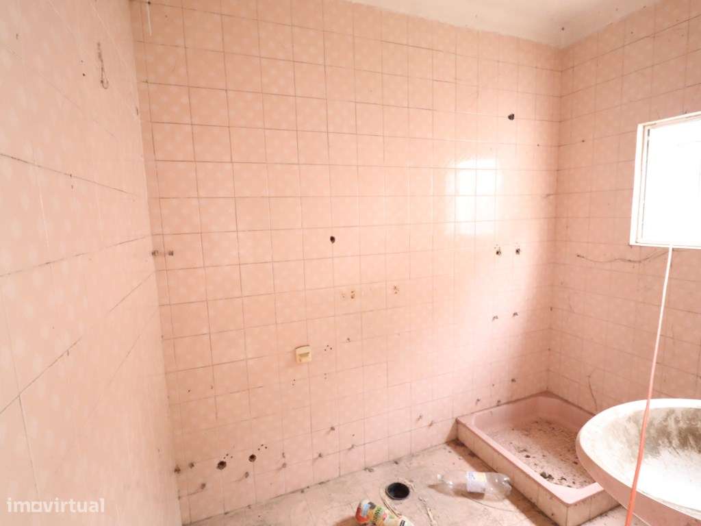 Duas moradias geminadas à venda na rua Miguel Bombarda, Barreiro-33