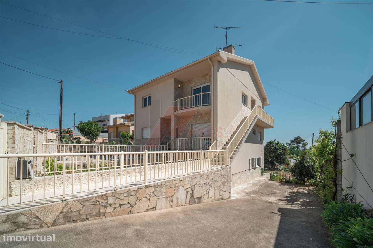 Moradia Espaçosa com 3 Habitações Independentes, Garagens e Terreno –-28
