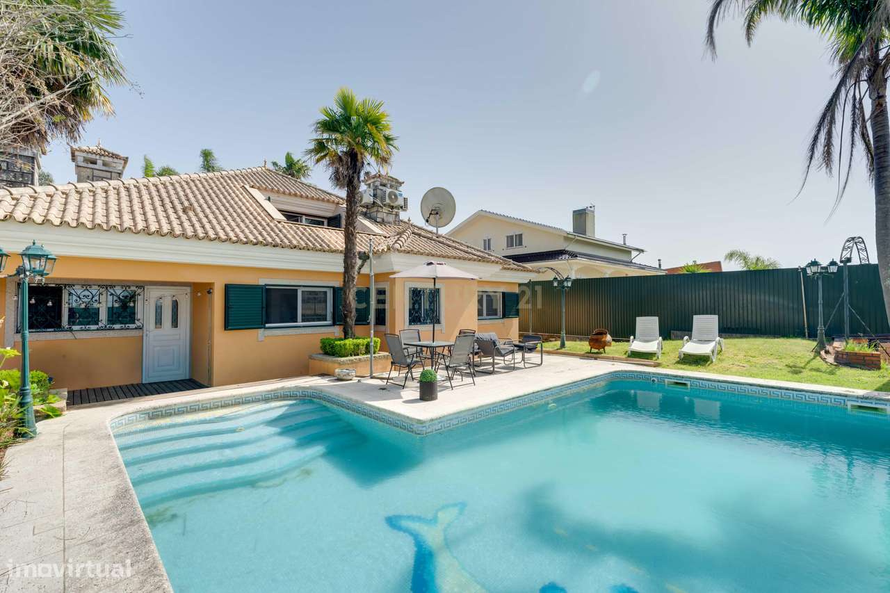 Encantadora Moradia de 4 Frentes-7