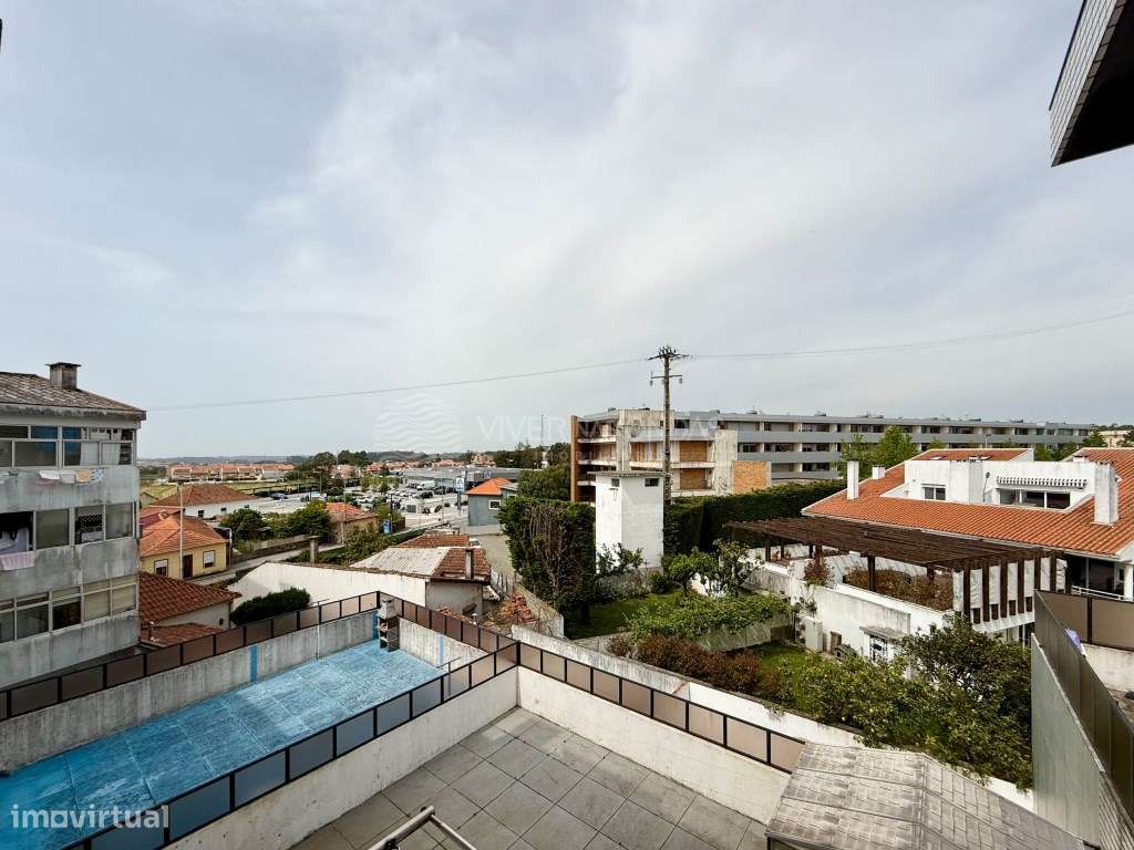 T2 Último Piso com Lareira e Lugar de Garagem | Pedras Rubras-18