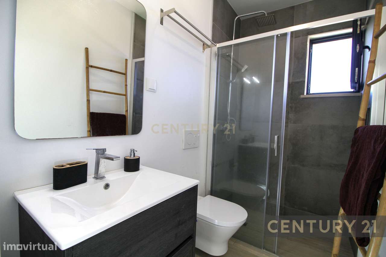 Luxo e Tranquilidade em Sagres: Uma Moradia Contemporânea à espera de-11