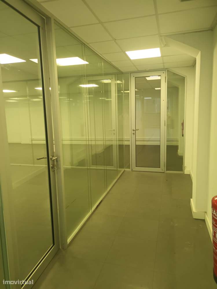 Loja para comércio e serviços na Estrada de Benfica. - Grande imagem: 5/10