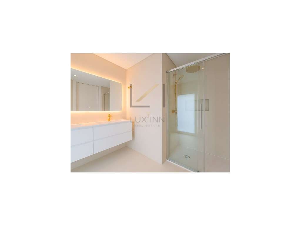 Moradia de Luxo T4 , São Pedro Do Estoril, com Piscina e Garagem-33