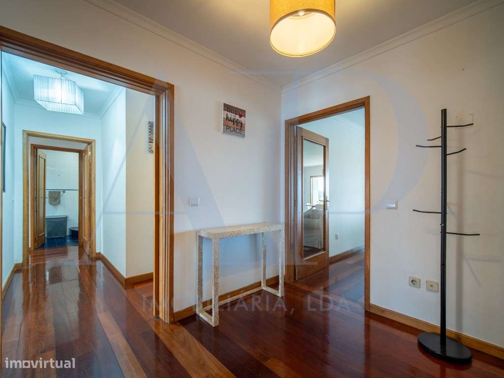 Apartamento T3 com varanda, e localização privilegiada em Vila do C...-1