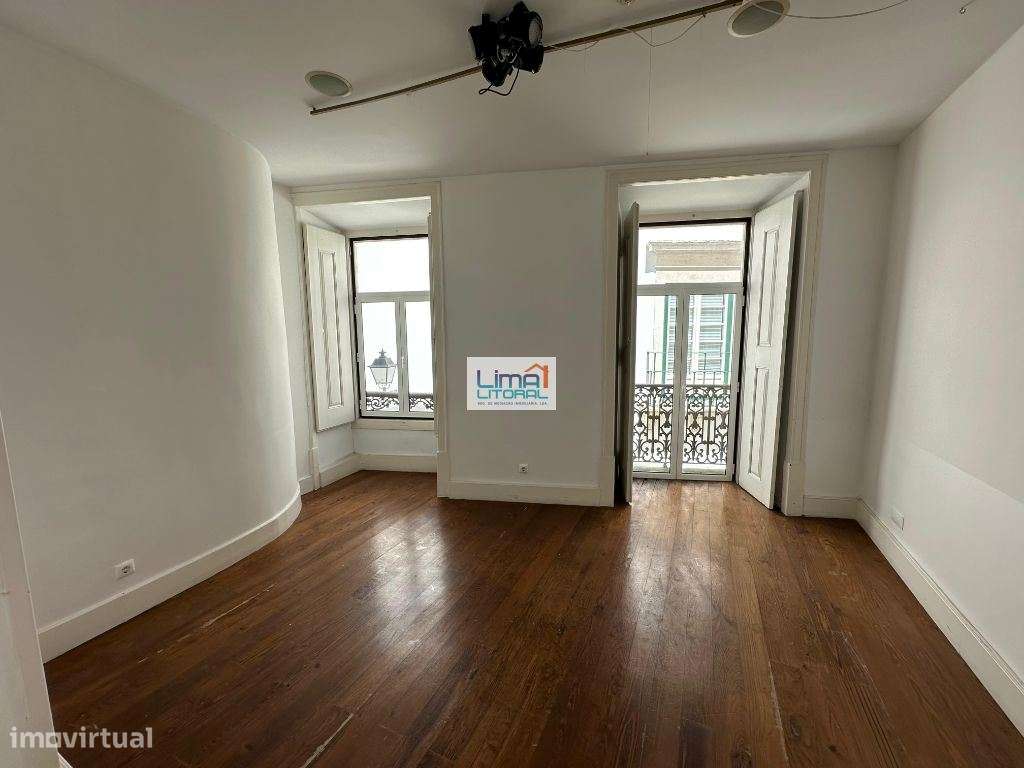 Prédio devoluto para habitação e comércio - Zona Histórica de Leiria-16