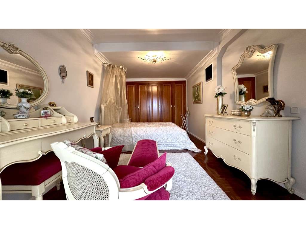 Moradia T5 com Sótão, Jardim Privado e Churrasqueira - Carnaxide-18