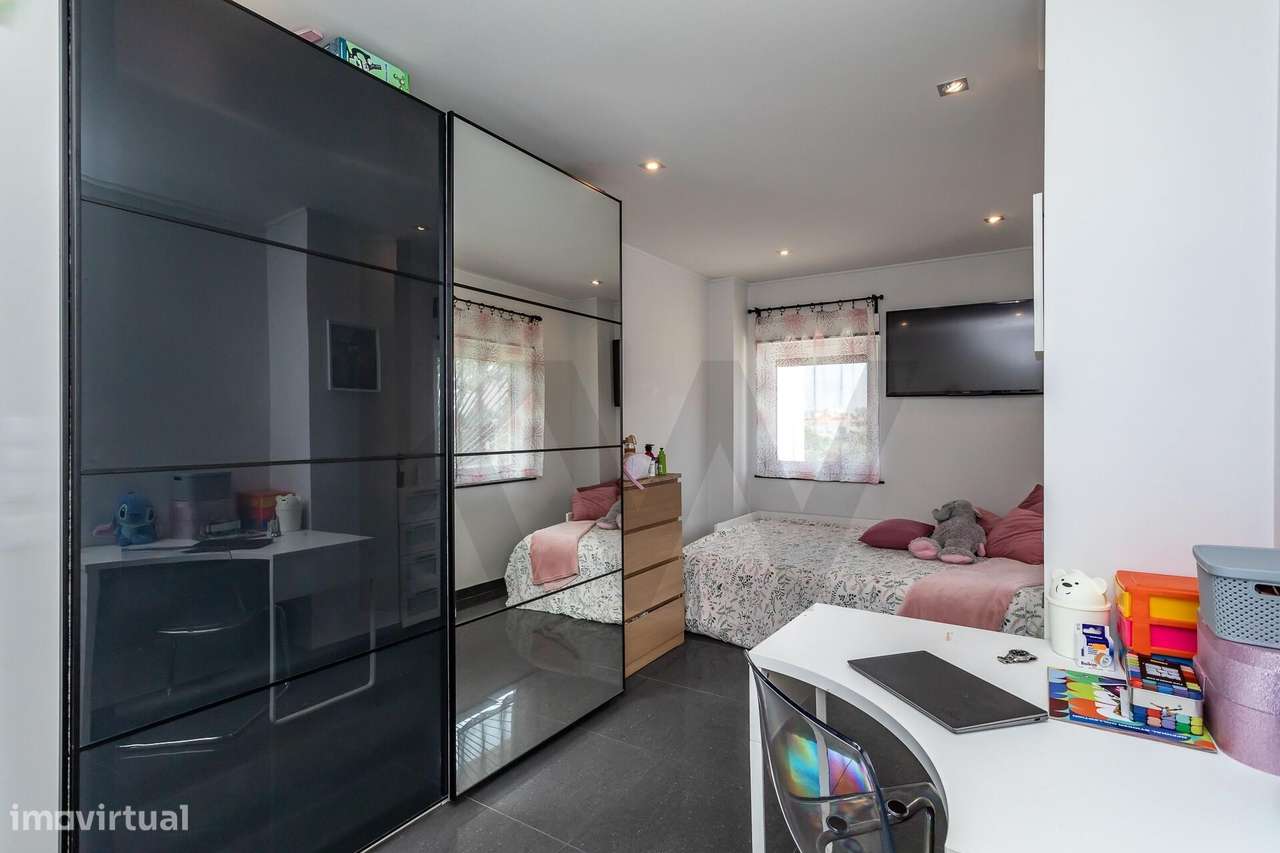 Exclusivo Duplex T3 Remodelado com Garagem Box Independentemente na Ri-22