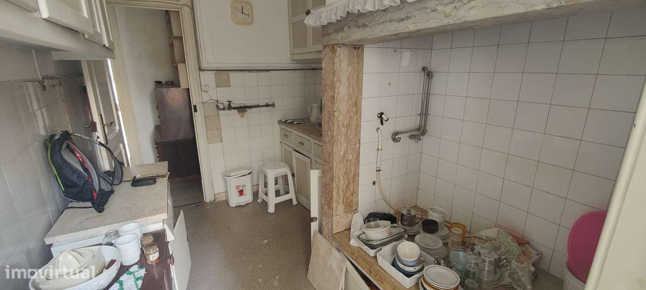 Apartamento T3 com varanda em Avenidas Novas, para remodelação total.-29