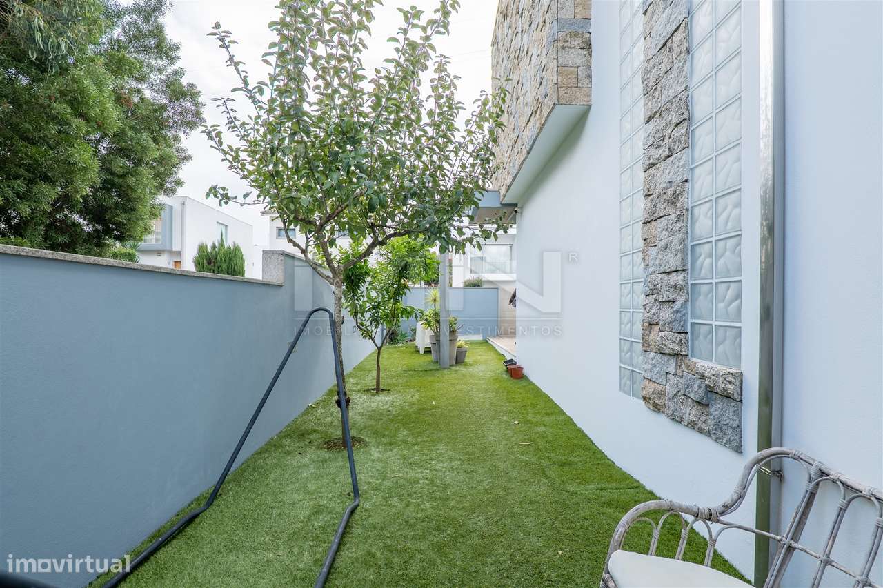 Moradia T3+1 - Exclusividade, Design e Conforto Superior-55