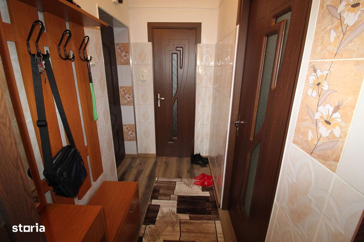 Vând apartament 2 camere în Hunedoara, Central-Parc Corvin, etaj 3...-6