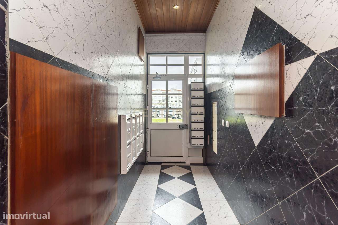 Apartamento T2 totalmente remodelado, localizado no Pinhal Novo,-28