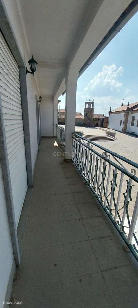 Moradia T2 com 2 espaços comerciais e garagem-17