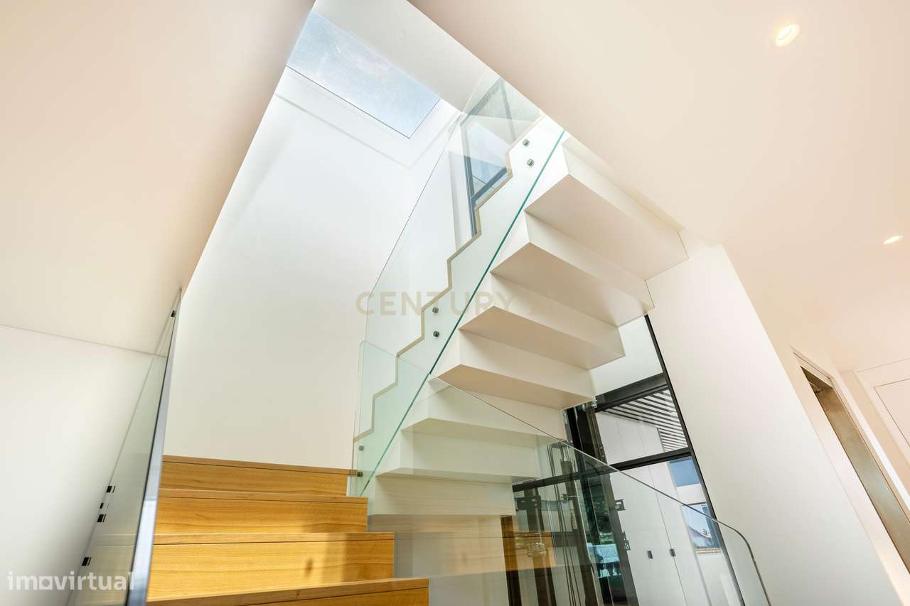 Moradia T5+1 Luxuosa no Estoril - Grande imagem: 4/36