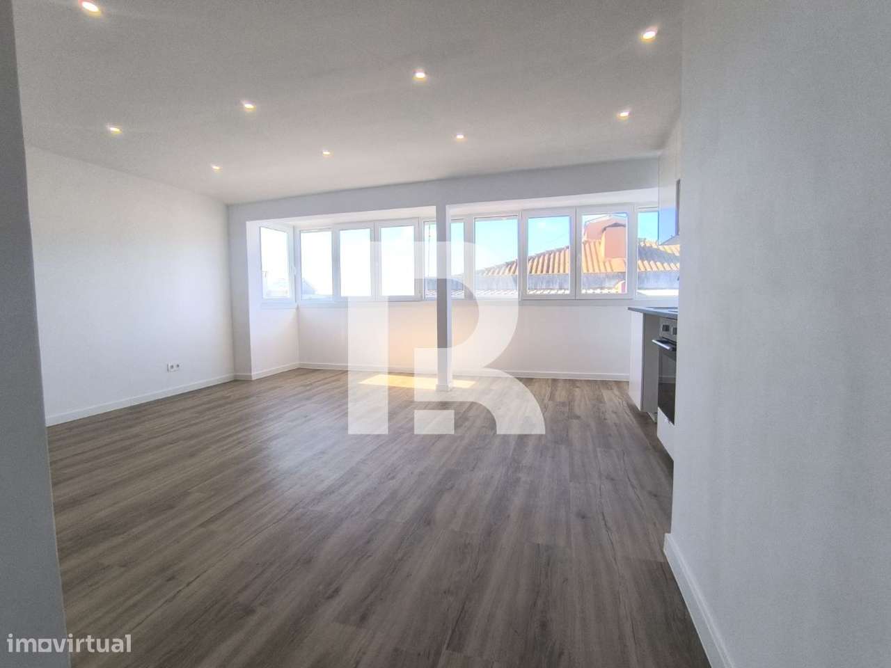 Apartamento T2 Remodelado em Camarate-1