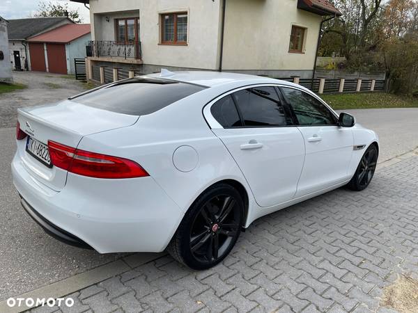 Jaguar XE - 11