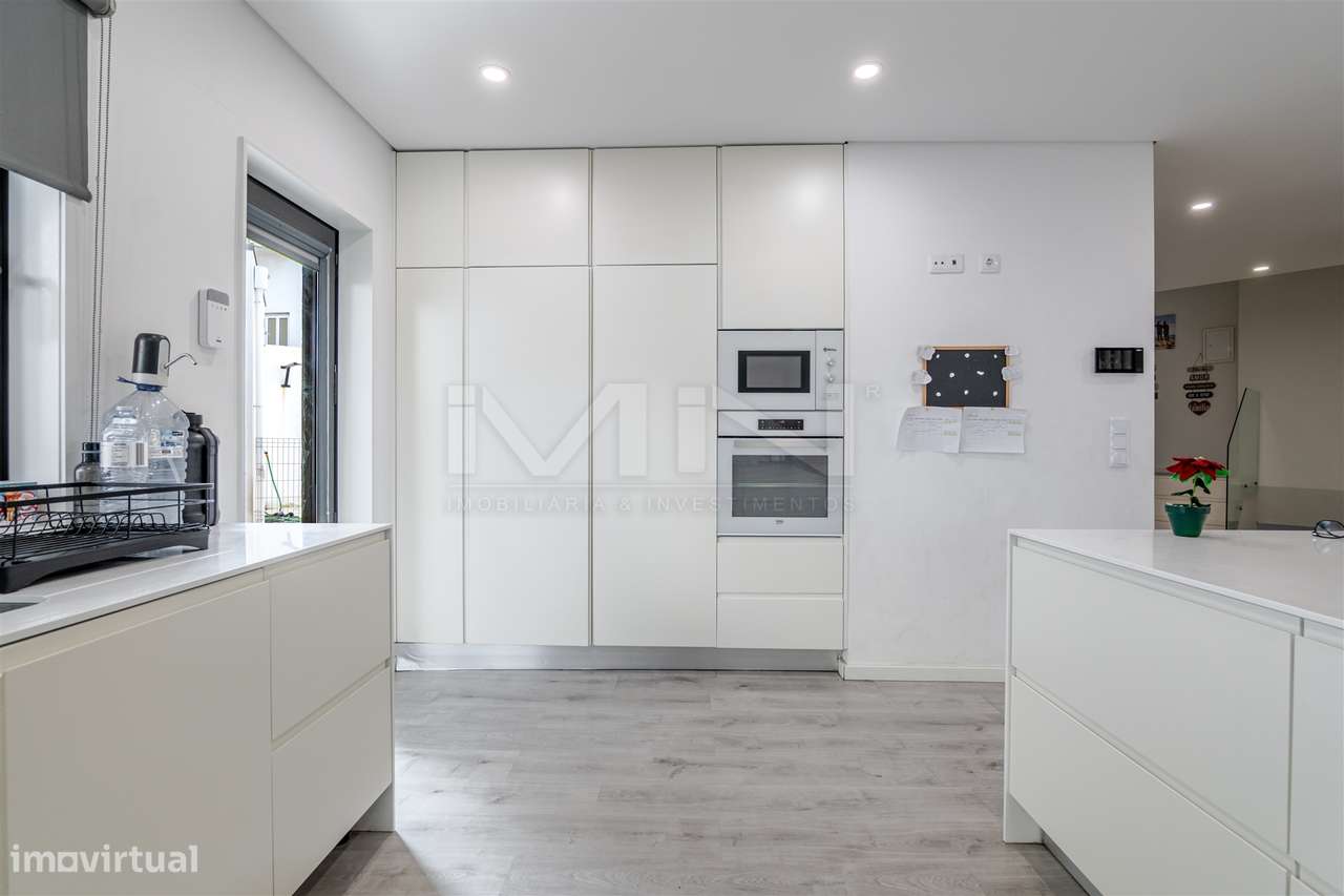 Moradia T4 de 4 Frentes: Elegância e Versatilidade a 2km do Freixo-4