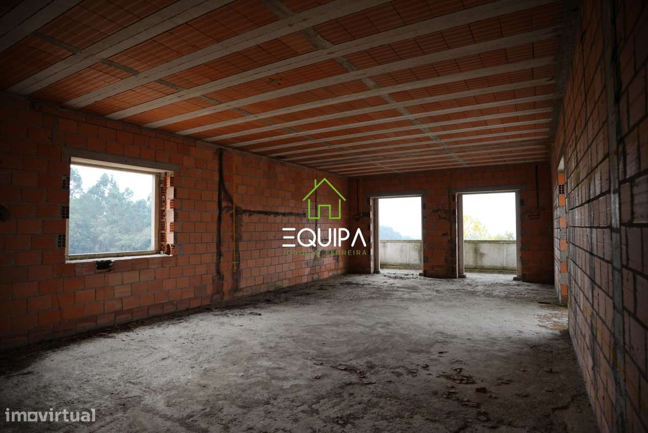 Terreno para construção (com moradia  T-5, construída em grosso), e-44