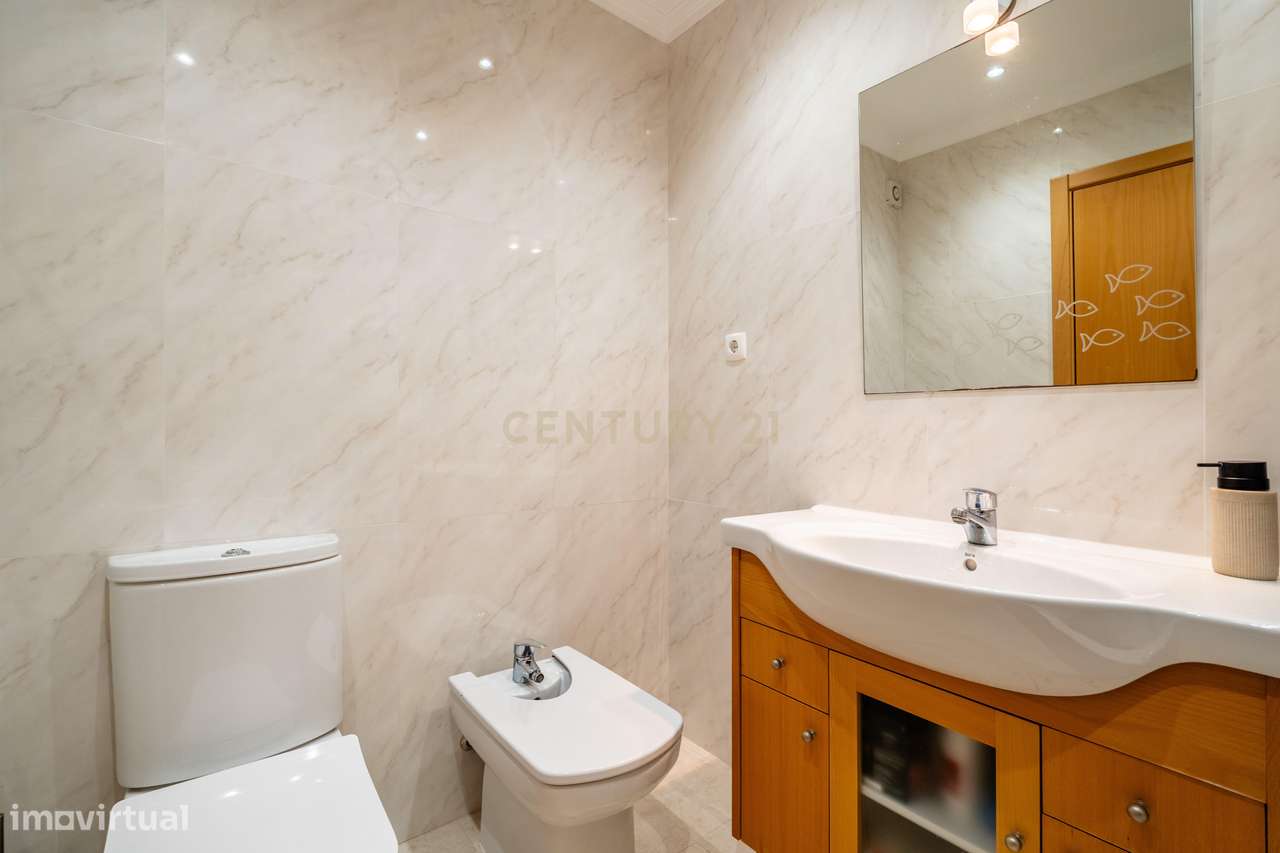 Excelente apartamento T2 com varanda ampla, piscina e campo de ténis.-13