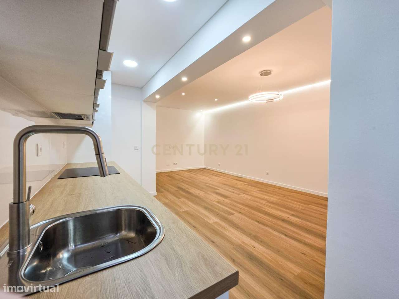 Apartamento Renovado em Setúbal com Vista para a Cidade-10