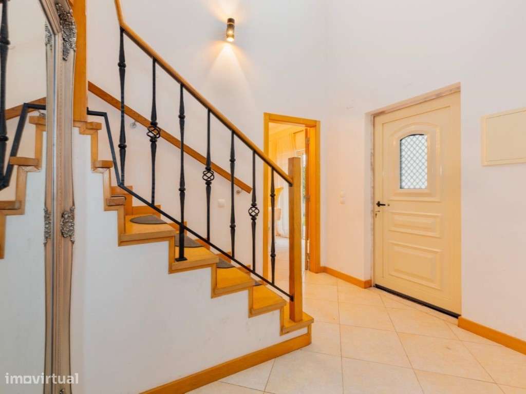 Vende-se Moradia V5 na Aroeira - Almada-13