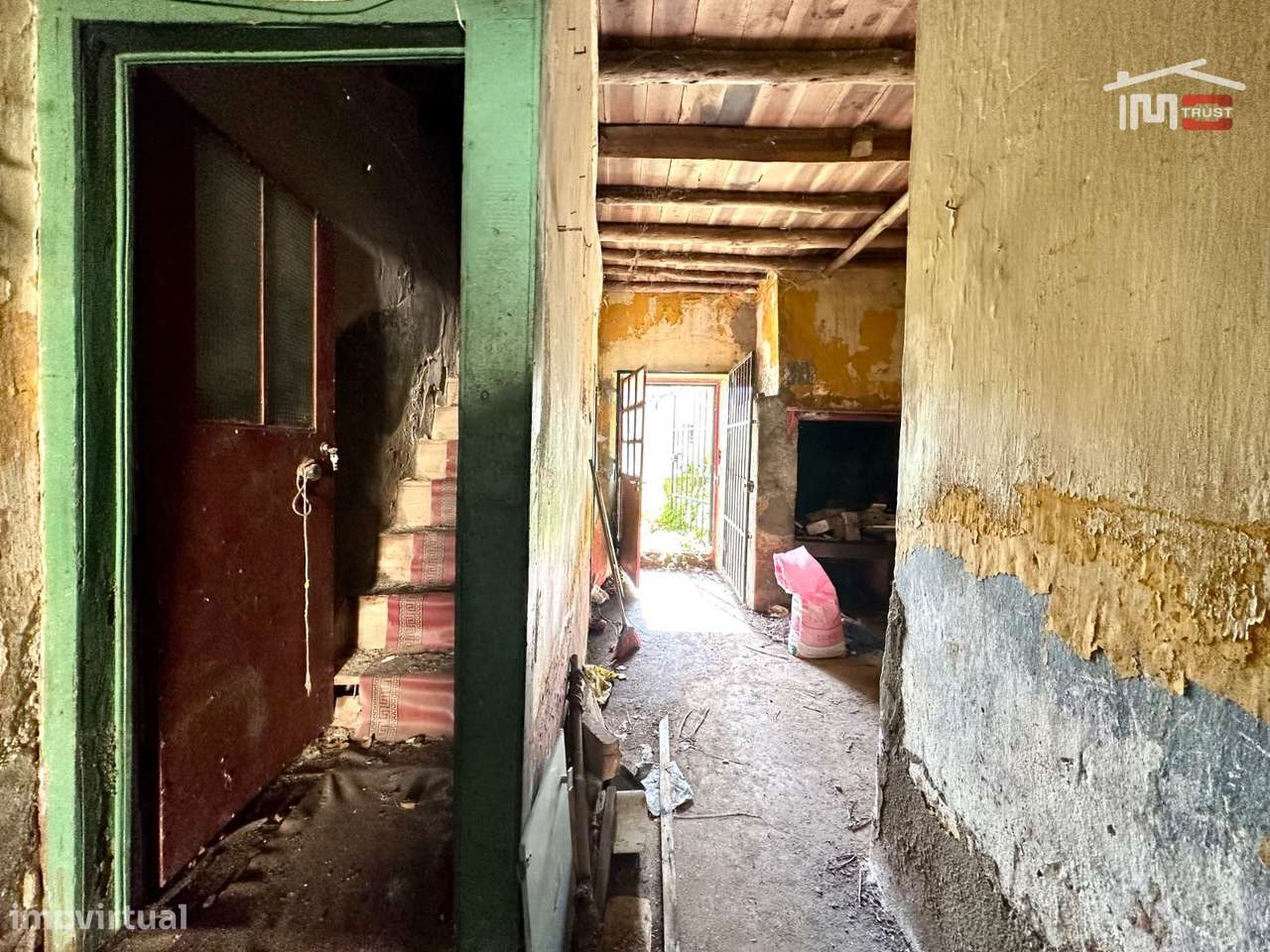 Fantástico Investimento - Moradia com Quintal - Sarilhos Grandes-10