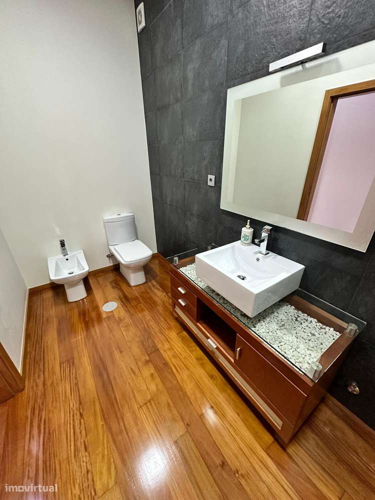 Apartamento T4 junto à praia no centro com excelentes acabamentos-8