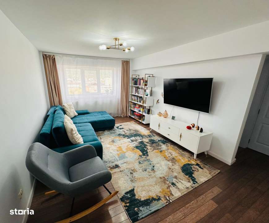 Vanzare - Apartament 4 cam, etaj 7/7 cu acoperis, decomandat - Imagine principală: 4/12