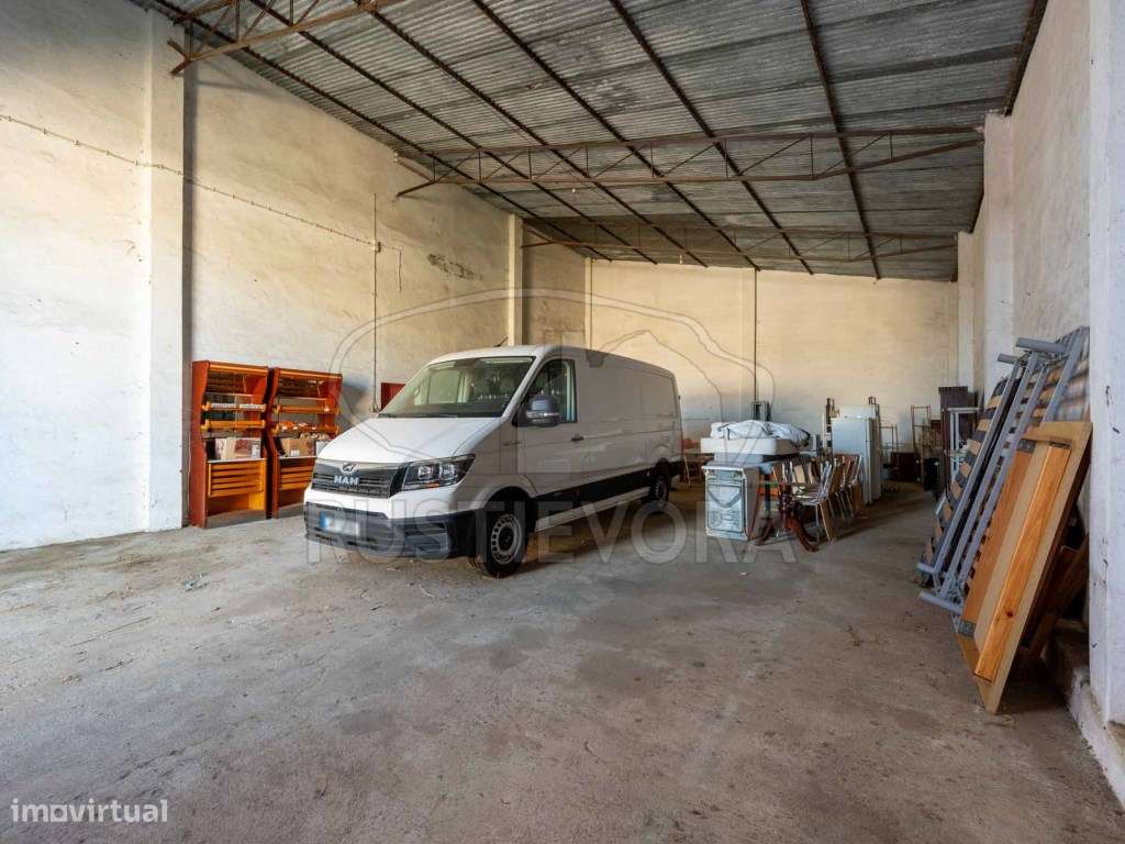 Terreno com instalações agrícolas e armazém - Grande imagem: 3/17