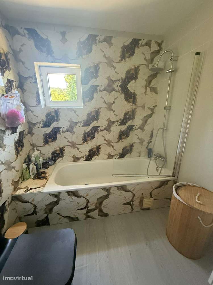 Moradia geminada Bi-Familiar T3 + T1 — Dois espaços...-12